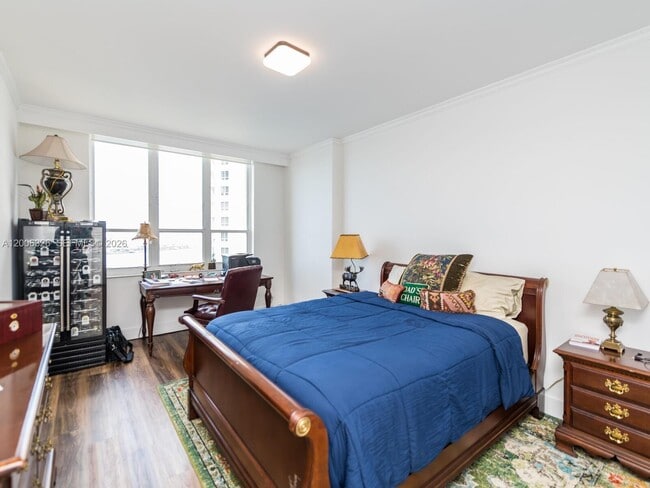 Building Photo - 888 Brickell Key Dr