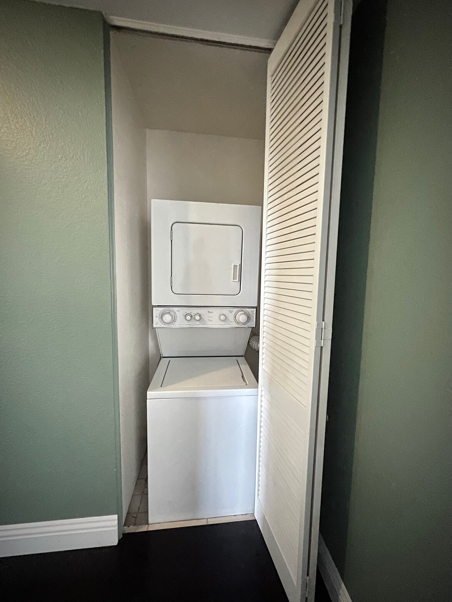 Washer/drier - 10341 Azuaga St