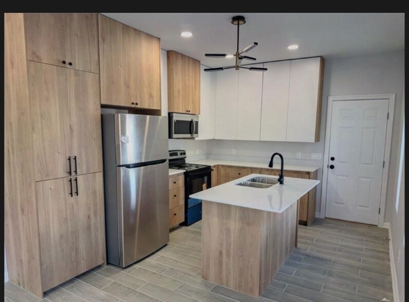 Building Photo - 705 N Emerald Ave