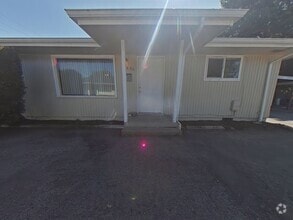 Building Photo - 2 Bedroom Duplex ~ Close to Campus