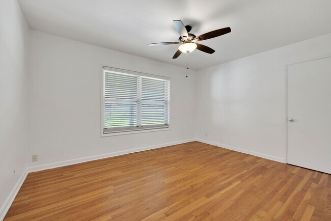 Building Photo - Oakhurst Duplex