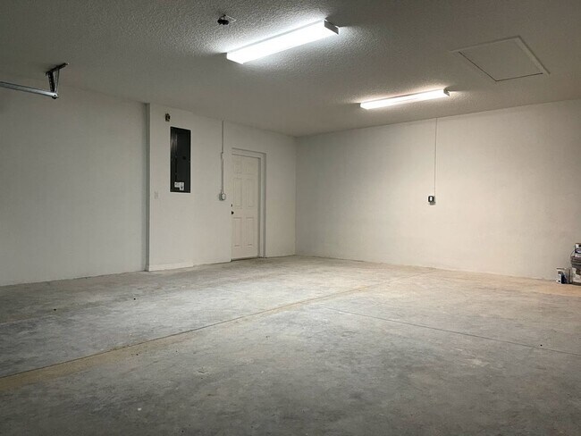 Building Photo - 3 bedroom, 2 bath, 2 car garage home on a ...
