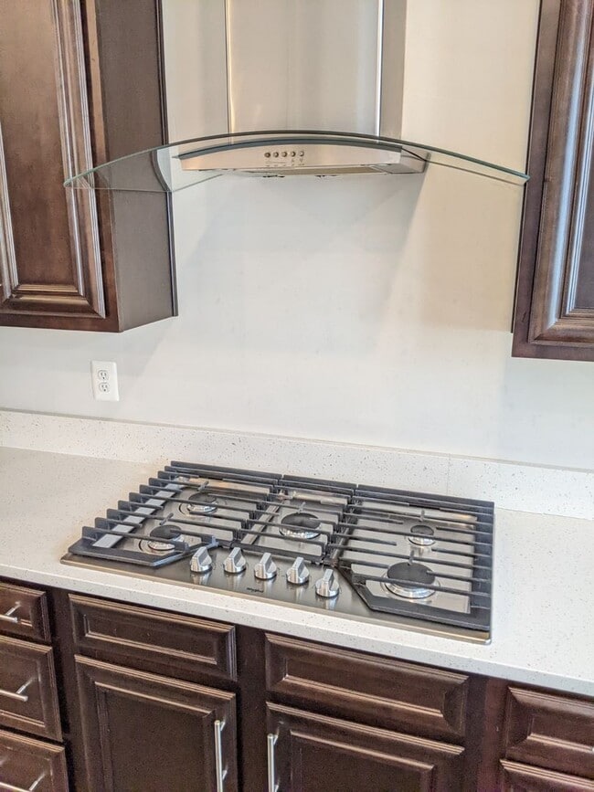 Building Photo - Gorgeous Newer Build (2019) 4 level townho...