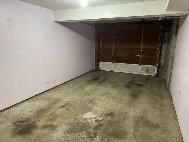 Building Photo - Spacious ground level 1br/1ba Apt with attached garage and washer/dryer in unit