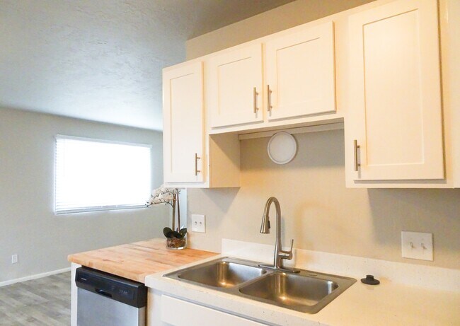 Kitchen - Ivy Apartment Homes