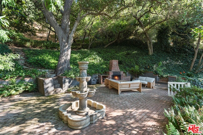 Building Photo - 8926 Wonderland Ave