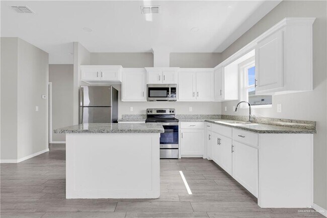 Building Photo - 16 S Dahlia St