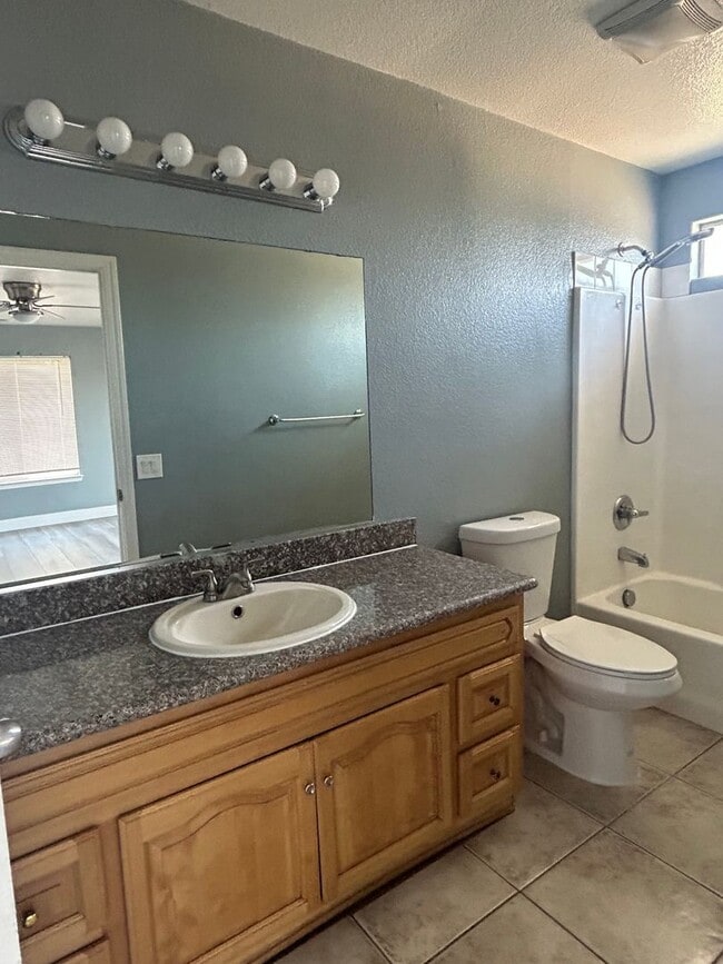 Building Photo - 3 Bedroom 2 bath home available
