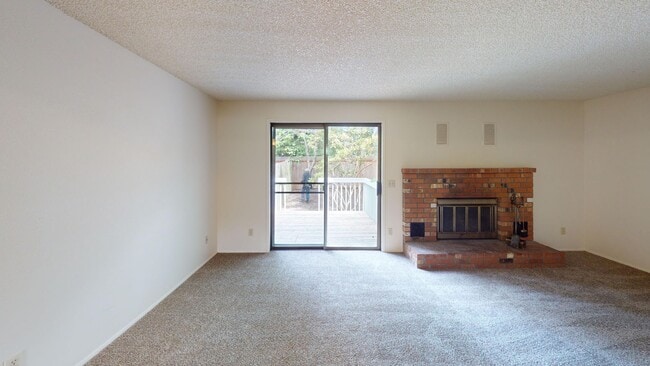 Building Photo - Charming Condo in the Heart of Oak Harbor!...