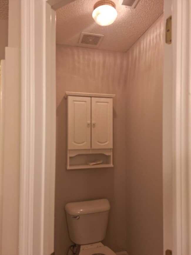 Building Photo - MOVE IN SPECIAL - $200 OFF TWO FULL MONTH'...