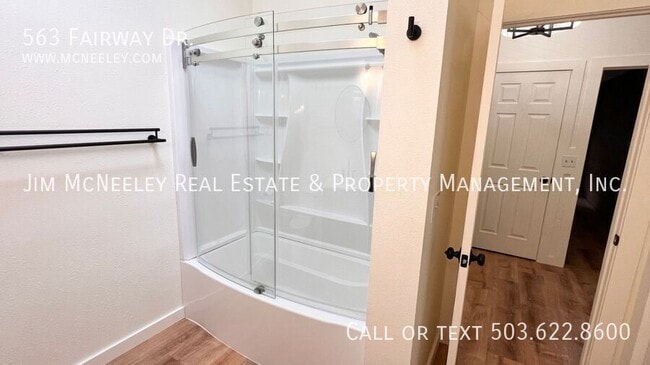 Building Photo - 563 Fairway Dr