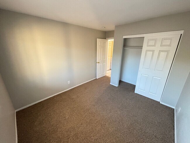 Building Photo - Spacious 3Bed/3Bath Two Story Home Located...