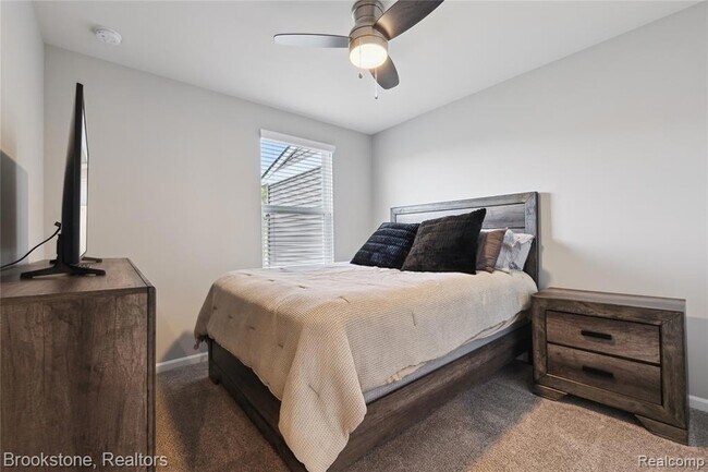 Building Photo - 765 Hummingbird Dr