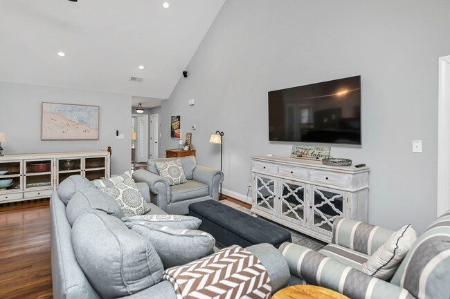 Building Photo - Fully Furnished Mid Term Lease