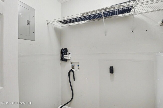 Building Photo - 1337 Gum St