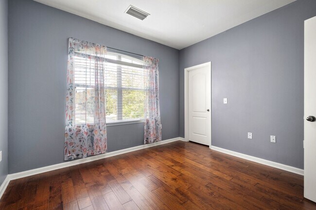 Building Photo - End unit townhome in The Cottages at Oakleaf Plantation