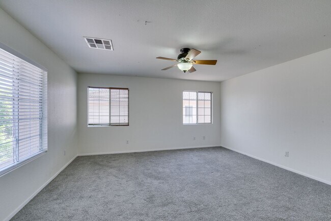 Building Photo - Spacious 4 Bedroom 2.5 Bathroom Home with Covered Patio & Large Backyard