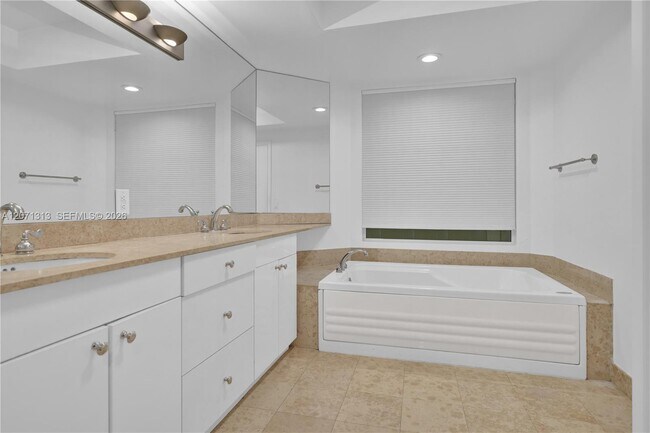 Building Photo - 4775 Collins Ave