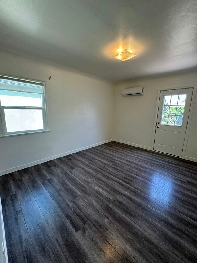 Building Photo - 1156 Van Buren Ave