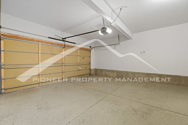 Building Photo - Gorgeous Townhouse with Gas Fireplace and ...