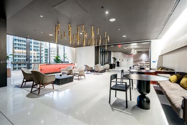 Building Photo - 601 NE 1st Ave