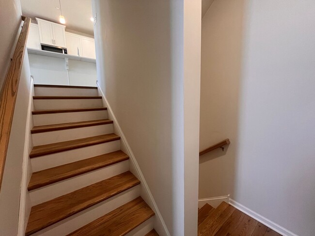 Building Photo - Move- In Ready 3 Bedroom Townhome!