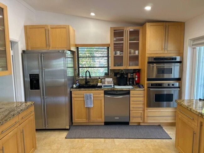 Building Photo - 2524 Gulfstream Ln