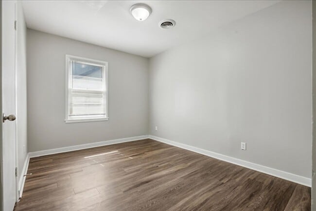 Building Photo - 2048 Whitney Ave