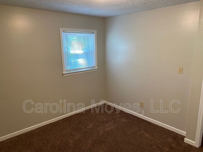 Building Photo - 205 Knighton Dr