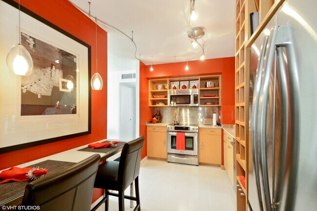 Building Photo - 260 E Chestnut St