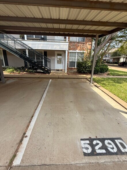Primary Photo - 529 Versailles Blvd