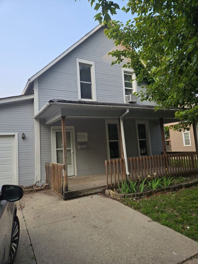 Building Photo - Characteristic 2-Bedroom Home with bonus r...
