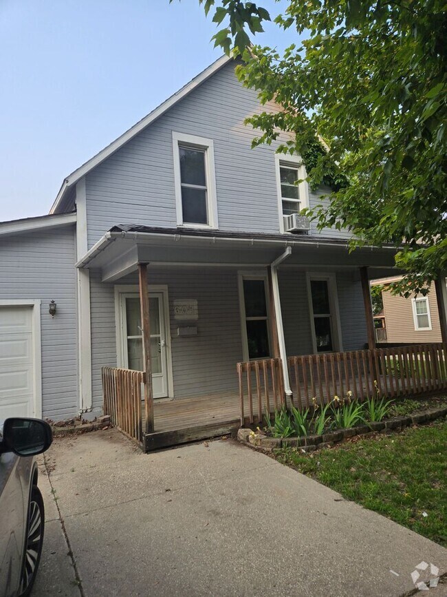Building Photo - Characteristic 3-Bedroom Home with Dual Ga...