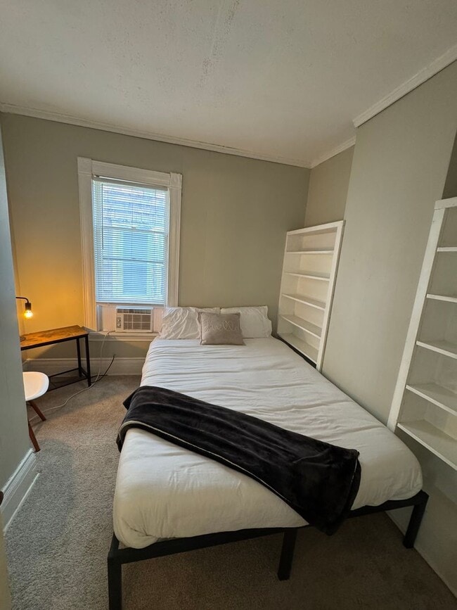 Building Photo - Furnished University area large 4 bedroom ...