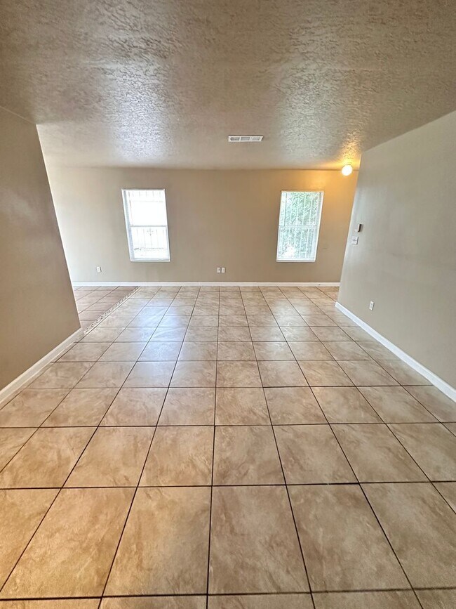 Building Photo - 3 Bedroom 2 Bathroom with 2 Car Garage