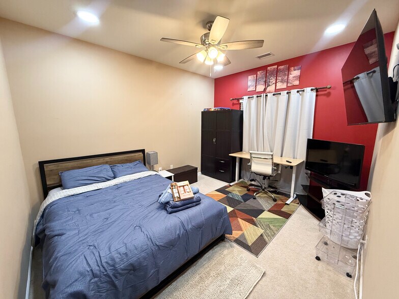 Building Photo - Room in House on Arbor Vista Dr