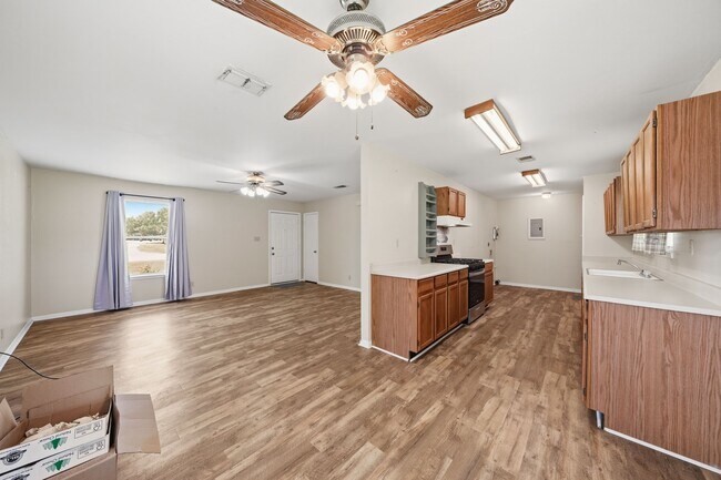Building Photo - 1017 Lions Park Dr