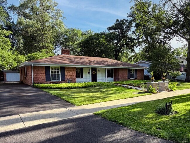 Building Photo - 337 E Blodgett Ave