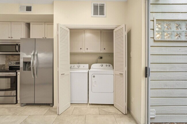 Building Photo - 10125 Valley Forge Dr