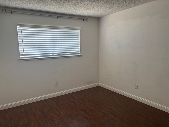 Building Photo - Nice Duplex in Cul-De-Sac