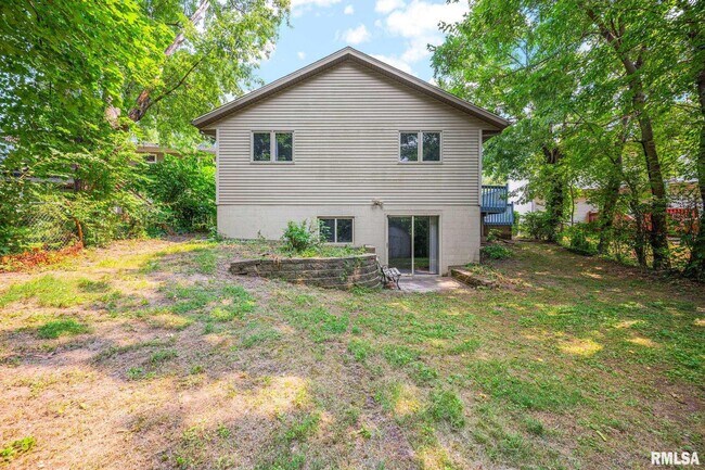 Building Photo - 2321 W Pintura Ct