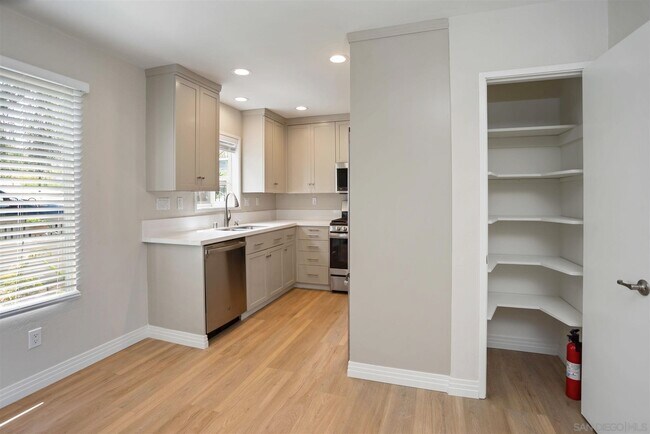 Building Photo - 1618 Haydn Dr
