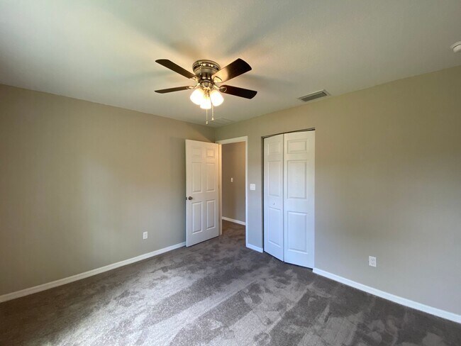 Building Photo - Desirable SW Ocala Neighborhood 3/2/2 *WON'T LAST*