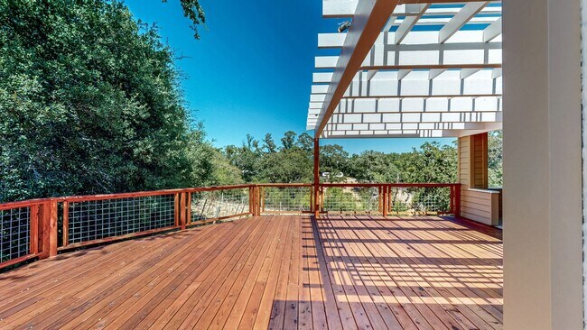 Building Photo - Gorgeous Home with private yards, large de...
