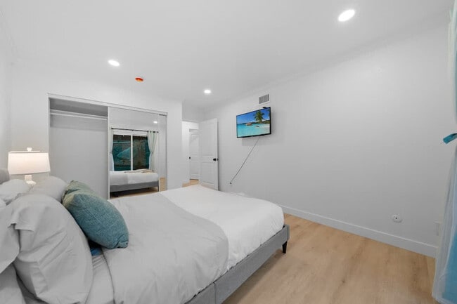 Building Photo - 5048 Bluff Pl