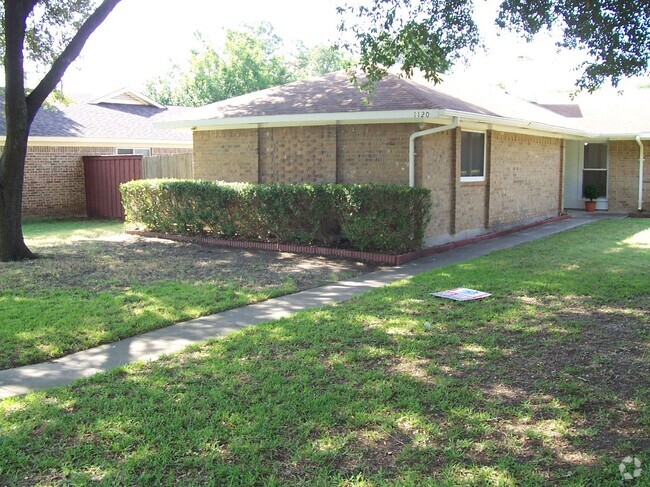 Building Photo - 1120 Southwestern Dr