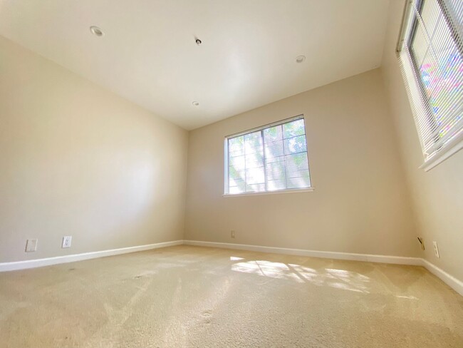 Building Photo - 3BD 3BA Condo in Andalusia Gated Community...