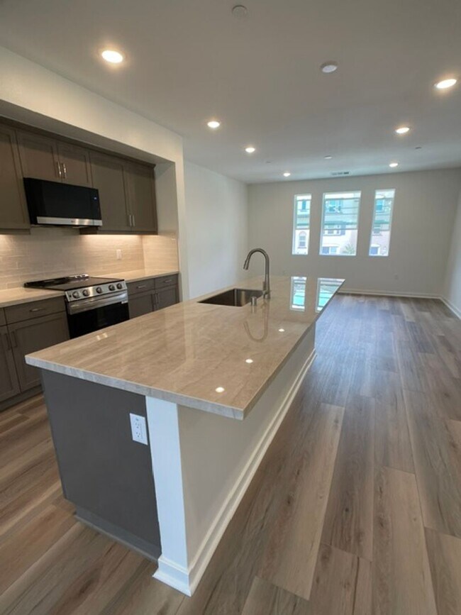 Building Photo - Camarillo 3 Bed 4 Bathroom Never Lived In Condo