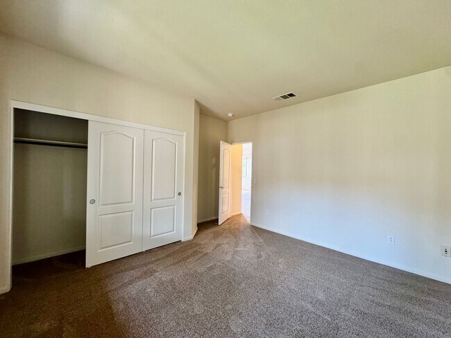 Building Photo - Amazing 2B/2BA w/ Attached 2 Car Garage, W...