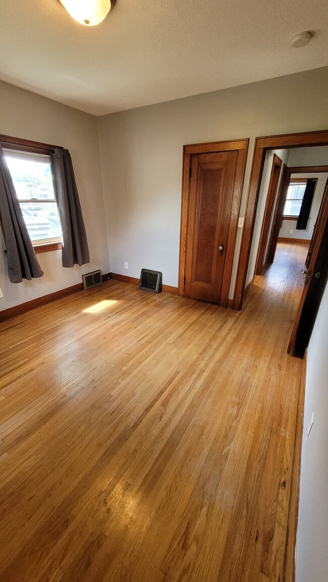 Building Photo - 908